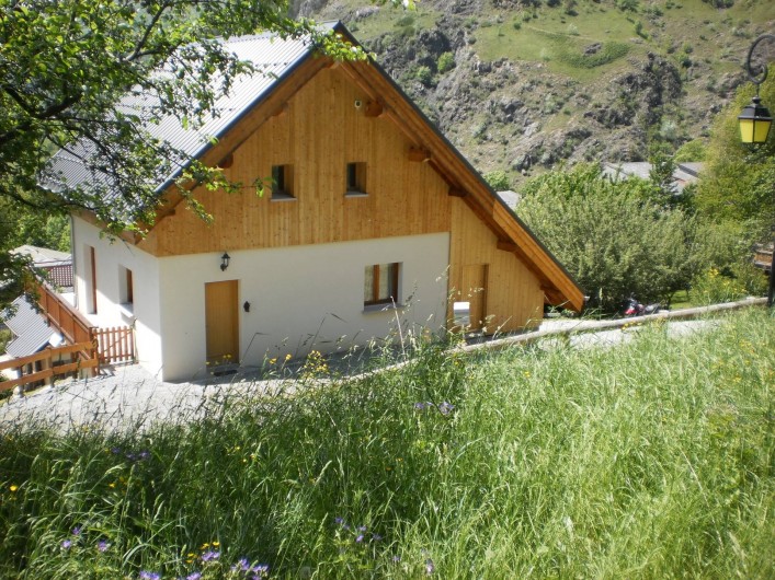 Location de vacances - Chalet à Mizoën - le chalet en été  côté entrée