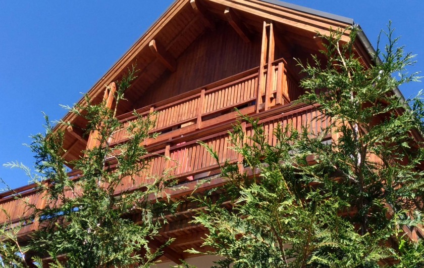 Location de vacances - Chalet à Mizoën - façade du chalet en été