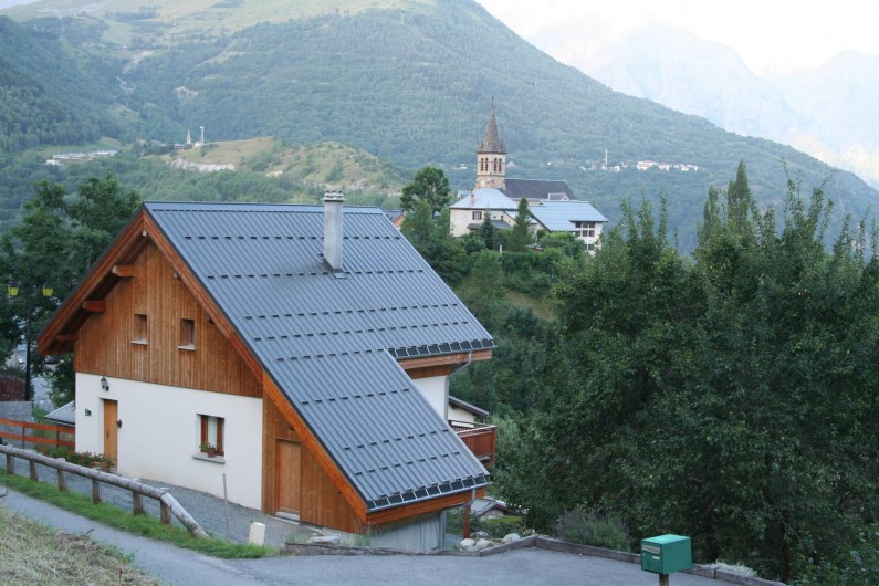 Location de vacances - Chalet à Mizoën - vue du chalet de la route