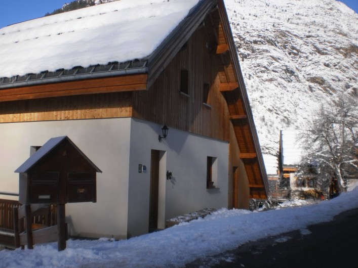 Location de vacances - Chalet à Mizoën - façade côté entrée l'hiver