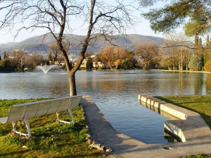 Location de vacances - Mas à Grasse - Le lac est bordé d'un chemin de promenade.  Au bout du lac, un accès au bois.