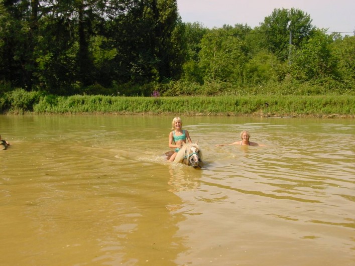 Location de vacances - Maison - Villa à Payrac - La baignade après un tour á cheval dans le lac du Colombié