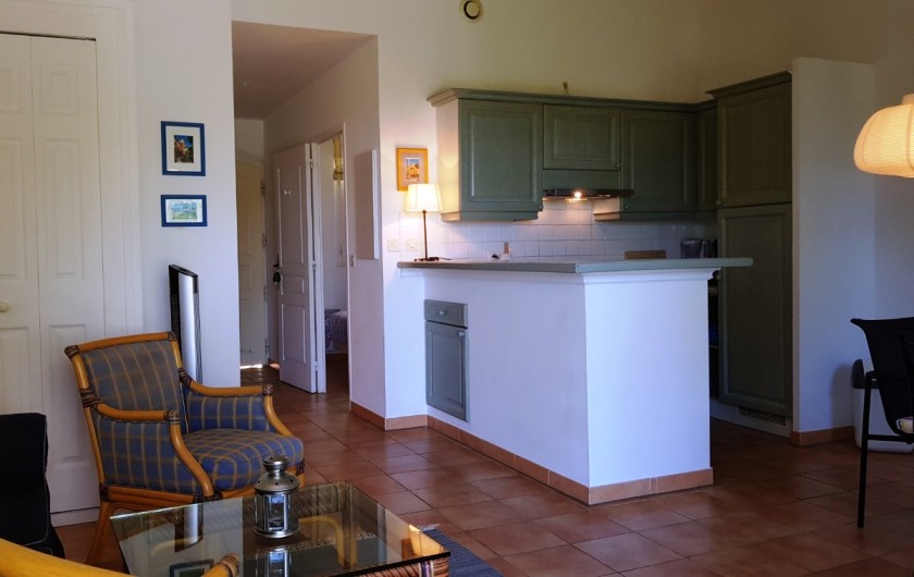 Location de vacances - Maison - Villa à Cogolin - Salon avec cuisine