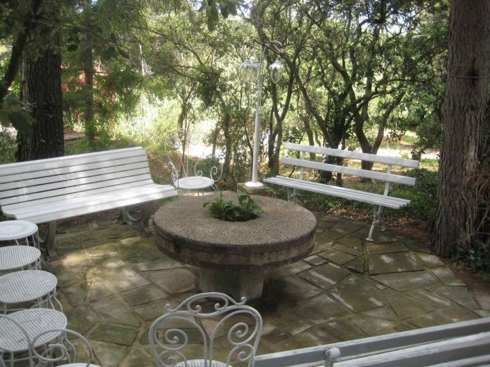 Location de vacances - Mas à Paradou - Entre maison et piscine,  un espace ombragé pour prendre apéritif ou goûter