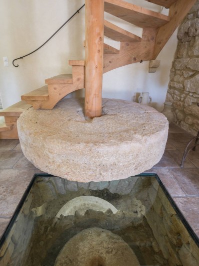 Location de vacances - Mas à Foissac - ancienne vestige du moulin dans le salon au bas des escaliers