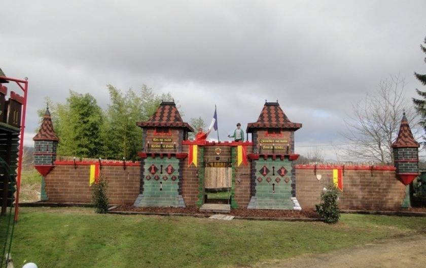 Location de vacances - Gîte à Saint-Vérand - 1 "véritable" château fort avec pont levis et oubliettes