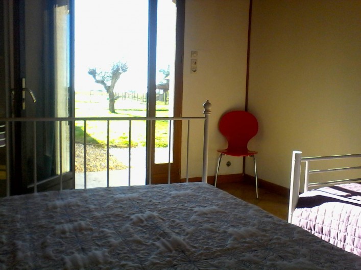 Location de vacances - Maison - Villa à Jau-Dignac-et-Loirac - vue sur jardin et accès autonome