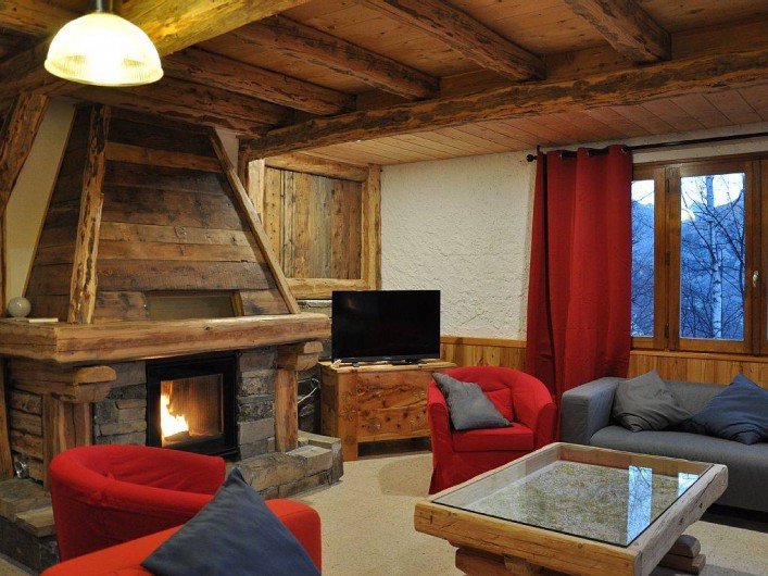 Location de vacances - Chalet à Puy-Saint-Vincent - le salon et sa "cheminée"(poêle à granulés)