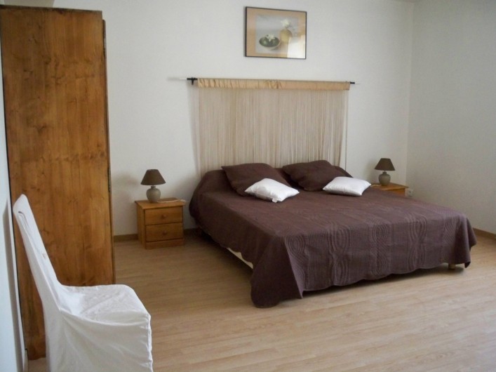 Location de vacances - Gîte à Badens - Gîte Syrah - Chambre grand lit double avec salle d'eau