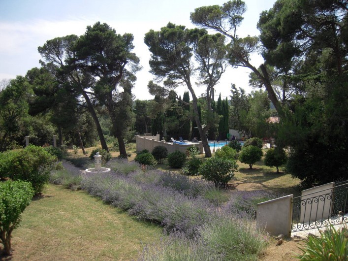 Location de vacances - Gîte à Badens - Parc et piscine vue de la maison de maître