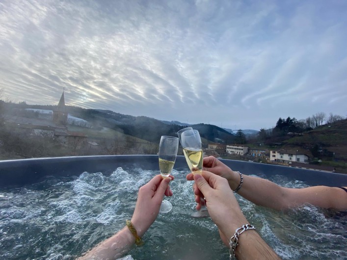 Location de vacances - Appartement à Valsonne - Venez fêter un évènement dans le bain nordique avec vue sur le col du Pilon