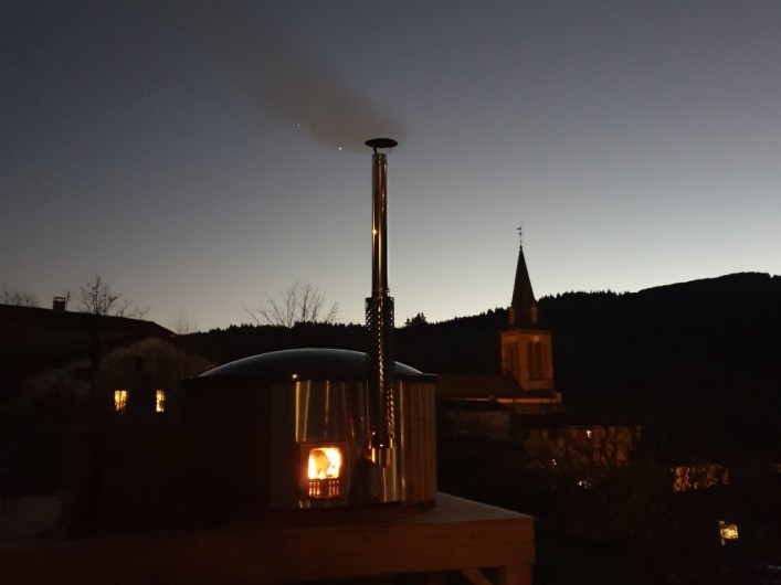 Location de vacances - Appartement à Valsonne - Une bonne flambée pour chauffer l'eau à 39 degrés