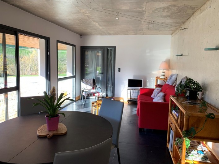 Location de vacances - Appartement à Valsonne - Grand séjour avec coin salon qui donne directement sur la terrasse