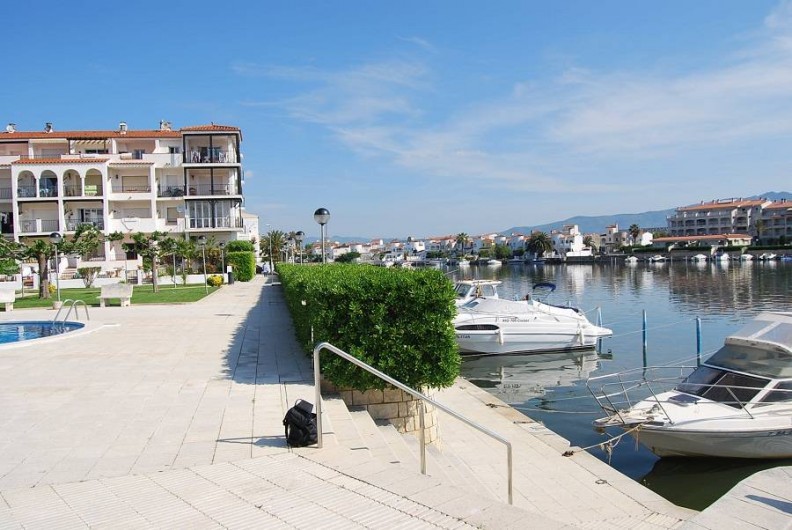 Location de vacances - Appartement à Empuriabrava - Appartement plein sud avec vue sur jardin, piscine et lac au bout de la marina.