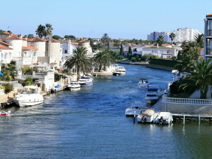 Location de vacances - Appartement à Empuriabrava - Vue du balcon vers marina. Belle plage sable : 1000 m de la résidence.