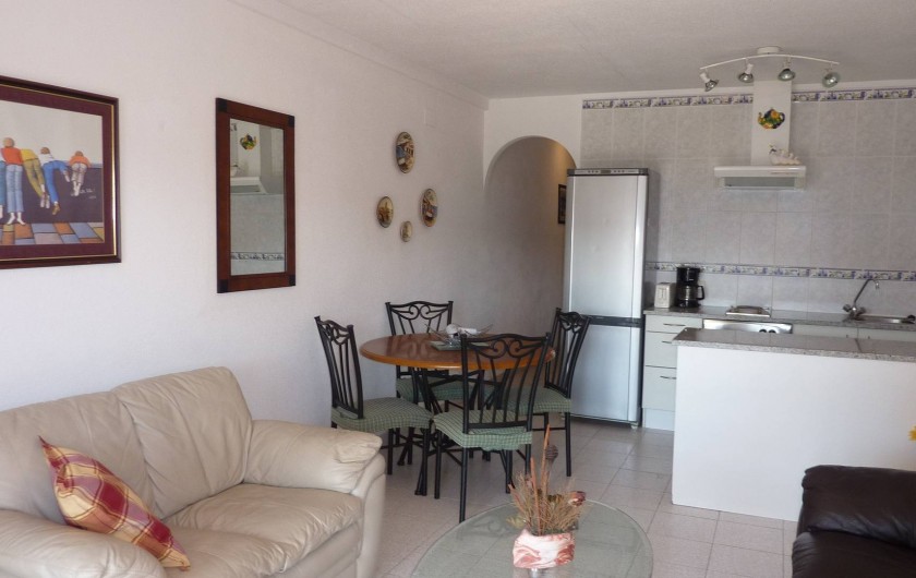 Location de vacances - Appartement à Empuriabrava - Salon, salle à manger avec cuisine américaine bien équipée.