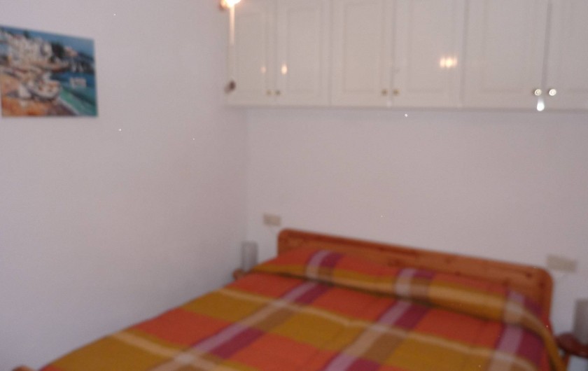 Location de vacances - Appartement à Empuriabrava - Deux lits 90 cm rapprochés dans la chambre avec ventilateur et moustiquaire.