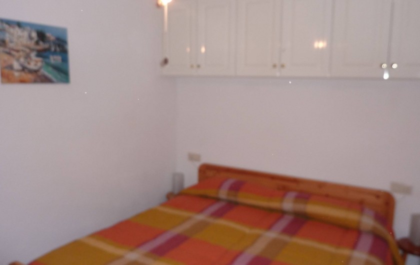 Location de vacances - Appartement à Empuriabrava - Deux lits 90 cm rapprochés dans la chambre avec ventilateur et moustiquaire.