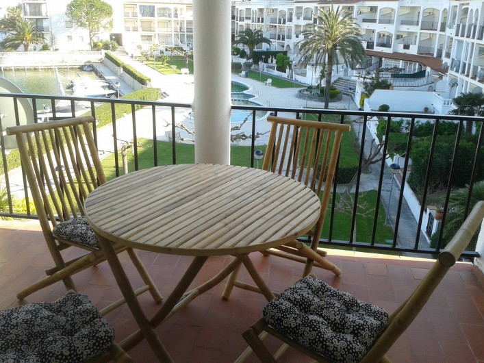 Location de vacances - Appartement à Empuriabrava - Balcon plein sud, face jardin et piscine. Vue animée (parachutes, bateaux)