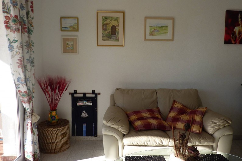 Location de vacances - Appartement à Empuriabrava - Canapé de détente, face à télévision avec 20 chaînes françaises, wifi...