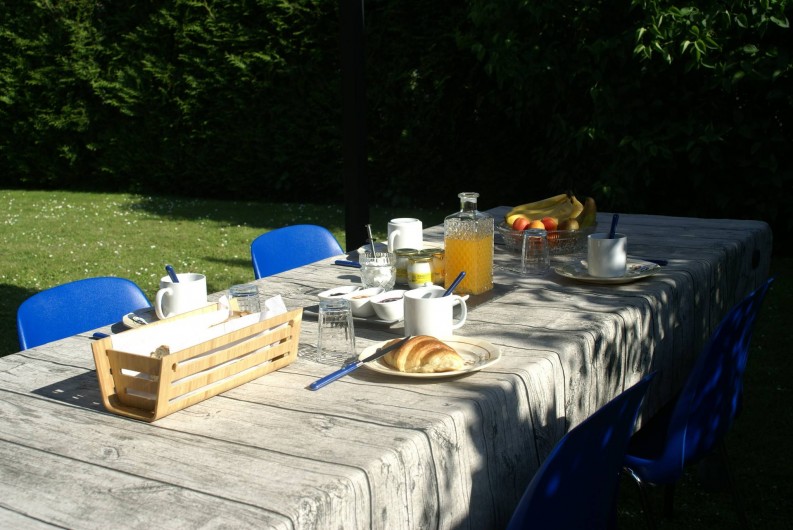 Location de vacances - Chambre d'hôtes à Vecquemont - CASA: petit déjeuner sous la tonnelle
