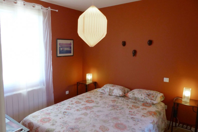 Location de vacances - Appartement à Fontain - Chambre d'inspiration marocaine : grande bibliothèque et placard