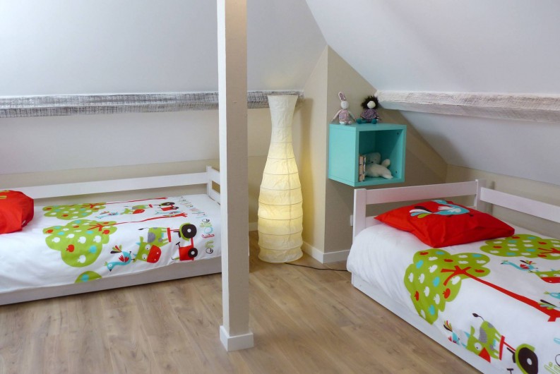 Location de vacances - Appartement à Fontain - Deux lits gigognes commode
