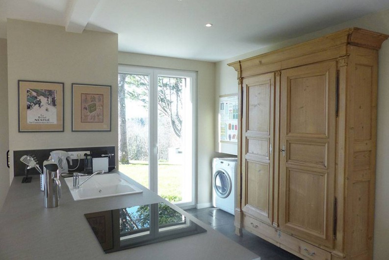 Location de vacances - Appartement à Fontain - Cuisine avec équipements électroménagers haute gamme et nombreux ustensiles