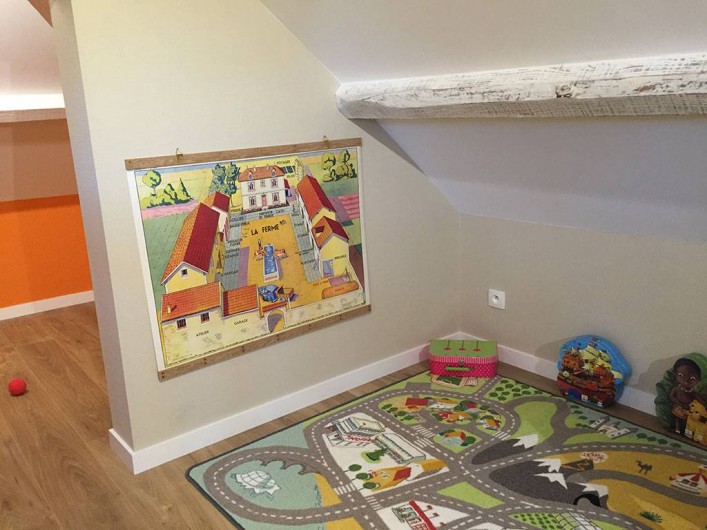 Location de vacances - Appartement à Fontain - Espace  jeux pour enfants et au fonds pièce pour bagages