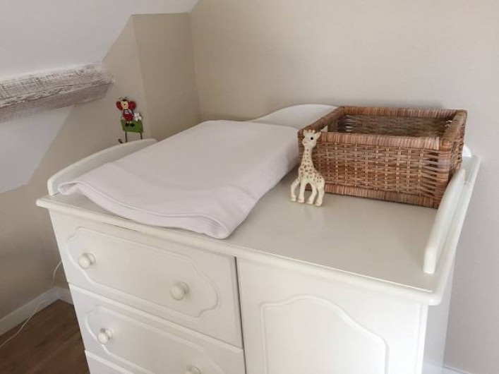 Location de vacances - Appartement à Fontain - Table à langer avec matelas dans housse nid d'abeille