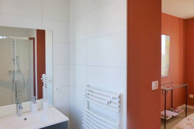 Location de vacances - Appartement à Fontain - Salle de bain attenante à la chambre du RDC
