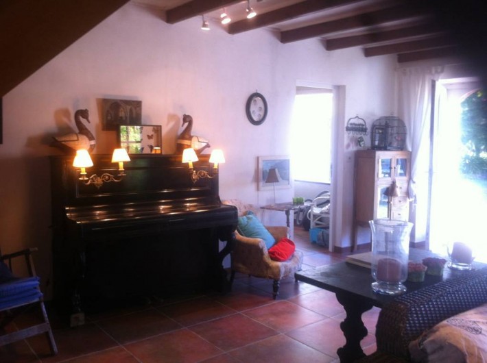 Location de vacances - Mas à Sainte-Marine - autre vue du salon; la porte ouvre sur le parc