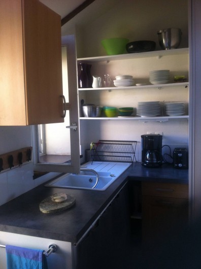 Location de vacances - Mas à Sainte-Marine - un coté de la cuisine tout équipée vue sur jardin intérieur