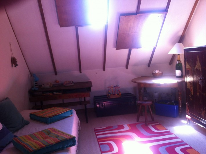 Location de vacances - Mas à Sainte-Marine - vue d'un coté du Dortoir; de l'autre il y a deux lits simples