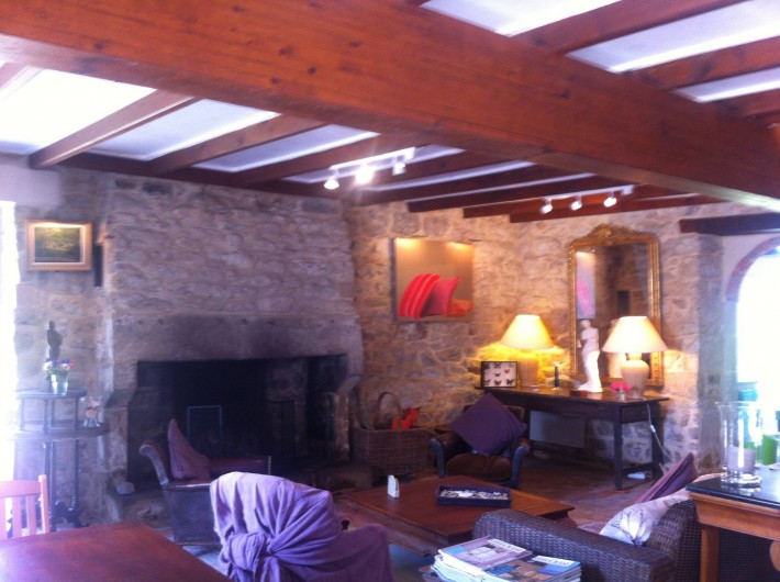 Location de vacances - Mas à Sainte-Marine - Le salon , la porte du fond donne dans la cuisine