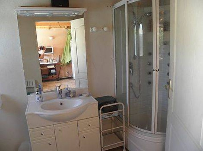 Location de vacances - Villa à Sainte-Lucie de Porto-Vecchio - salle de douche pool house