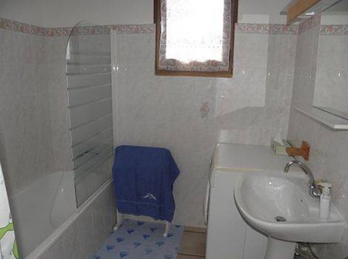 Location de vacances - Villa à Sainte-Lucie de Porto-Vecchio - salle de bains maison