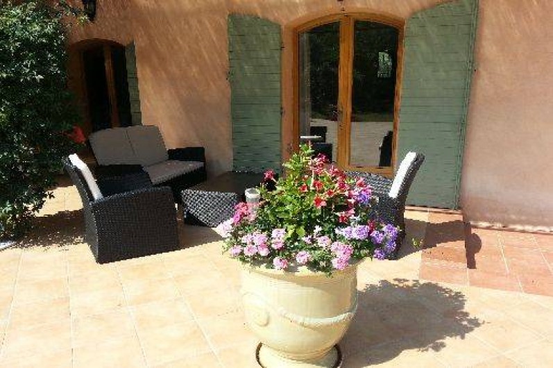 Location de vacances - Chambre d'hôtes à Cotignac - salon devant chambre l'Olivette