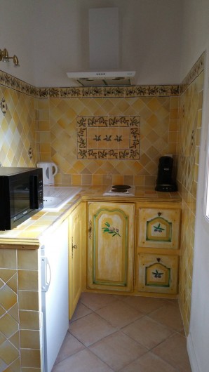 Location de vacances - Chambre d'hôtes à Cotignac - coin cuisine chambre l'Olivette