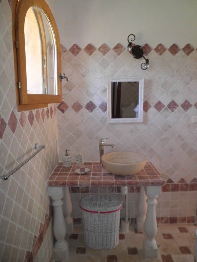 Location de vacances - Chambre d'hôtes à Cotignac - salle de bain chambre Romarin avec douche à l'italienne