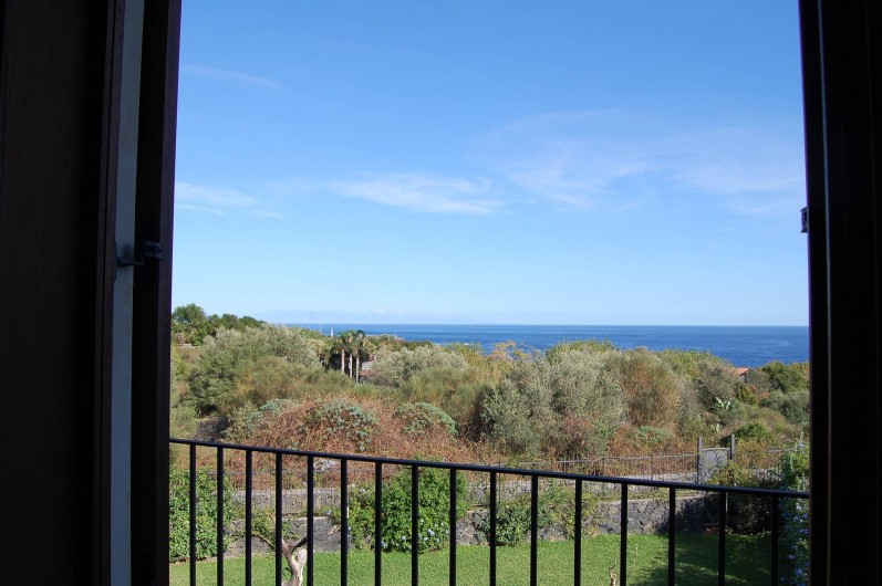 Location de vacances - Appartement à Acireale - vue de la mer dans le trois piece