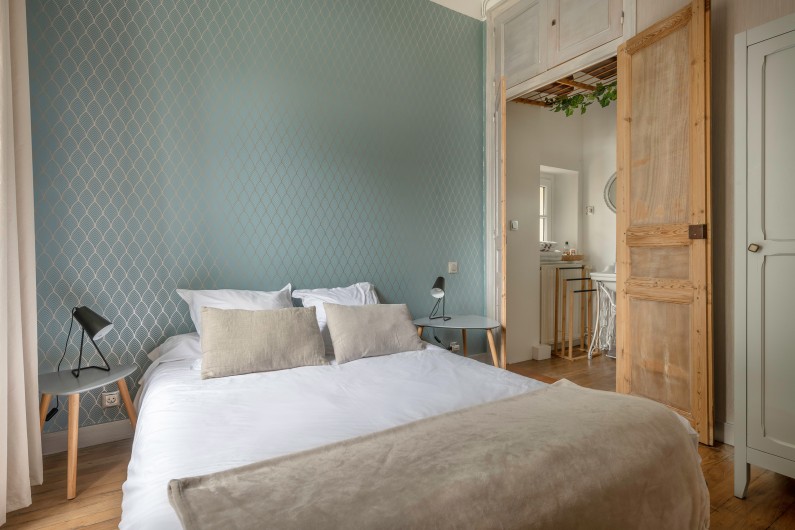 Location de vacances - Villa à Pornichet - chambre rez de chaussée avec lit 140 et salle d'eau communiquante