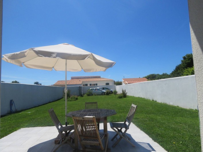 Location de vacances - Villa à Ars-en-Ré - Jardin terrasse vus du séjour