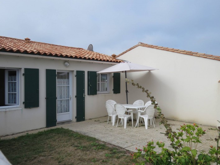 Location de vacances - Villa à Ars-en-Ré - Patio coté rue