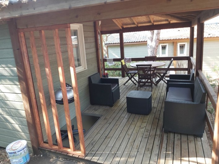 Location de vacances - Chalet à Agde - terrasse de 17m² avec salon  table  pour 6personnes et plancha