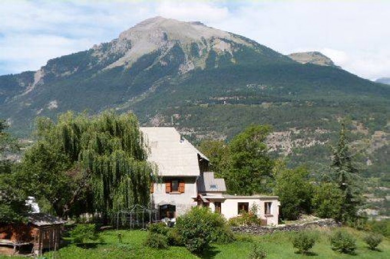 Location de vacances - Gîte à Saint-Clément-sur-Durance - Vue d'une partie de la maison. La cuisine est à droite.