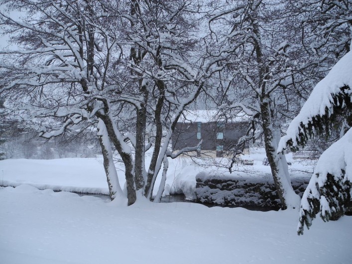 Location de vacances - Appartement à Mijoux - sous la neige
