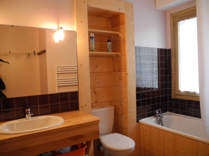 Location de vacances - Appartement à Mijoux - salle de bain