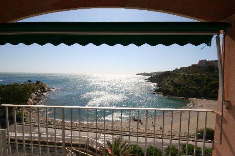 Location de vacances - Appartement à Banyuls-sur-Mer - Vue depuis les trois balcons. Table et chaises extérieures sur SàM
