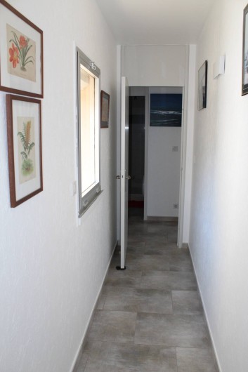 Location de vacances - Appartement à Banyuls-sur-Mer - Couloir vers  la chambre 2